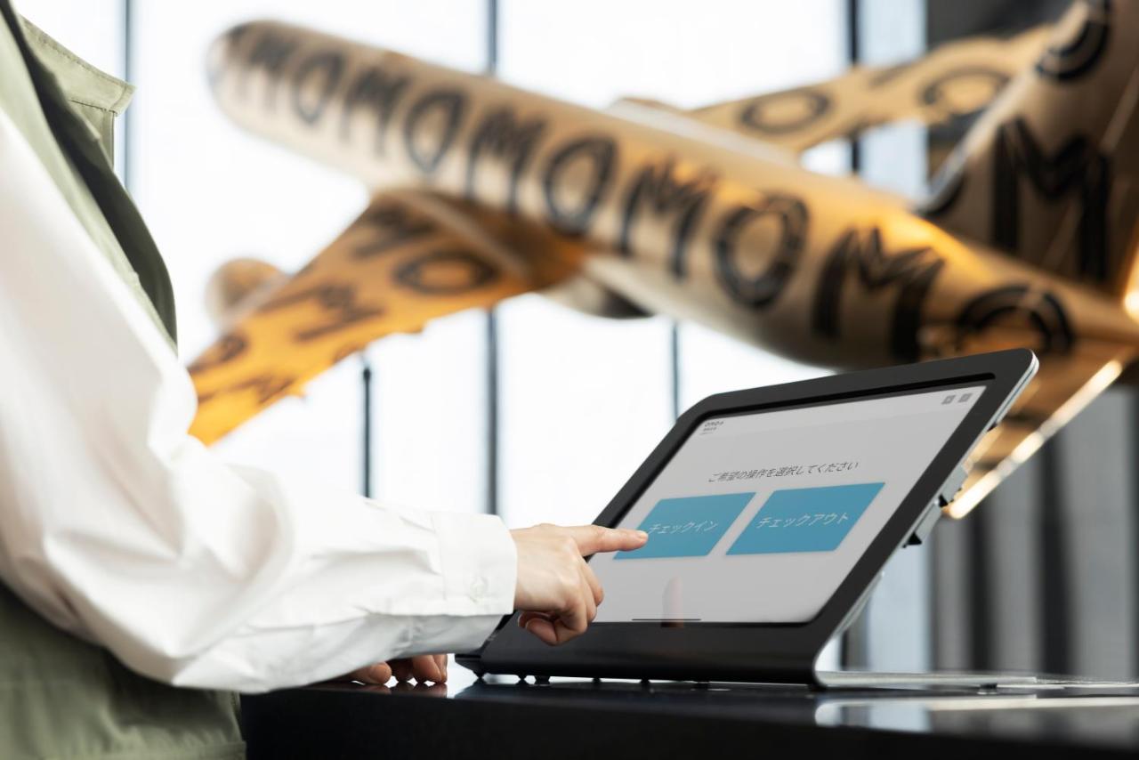Omo Kansai Airport By Hoshino Resorts Izumisano Exteriör bild A person using a touchscreen