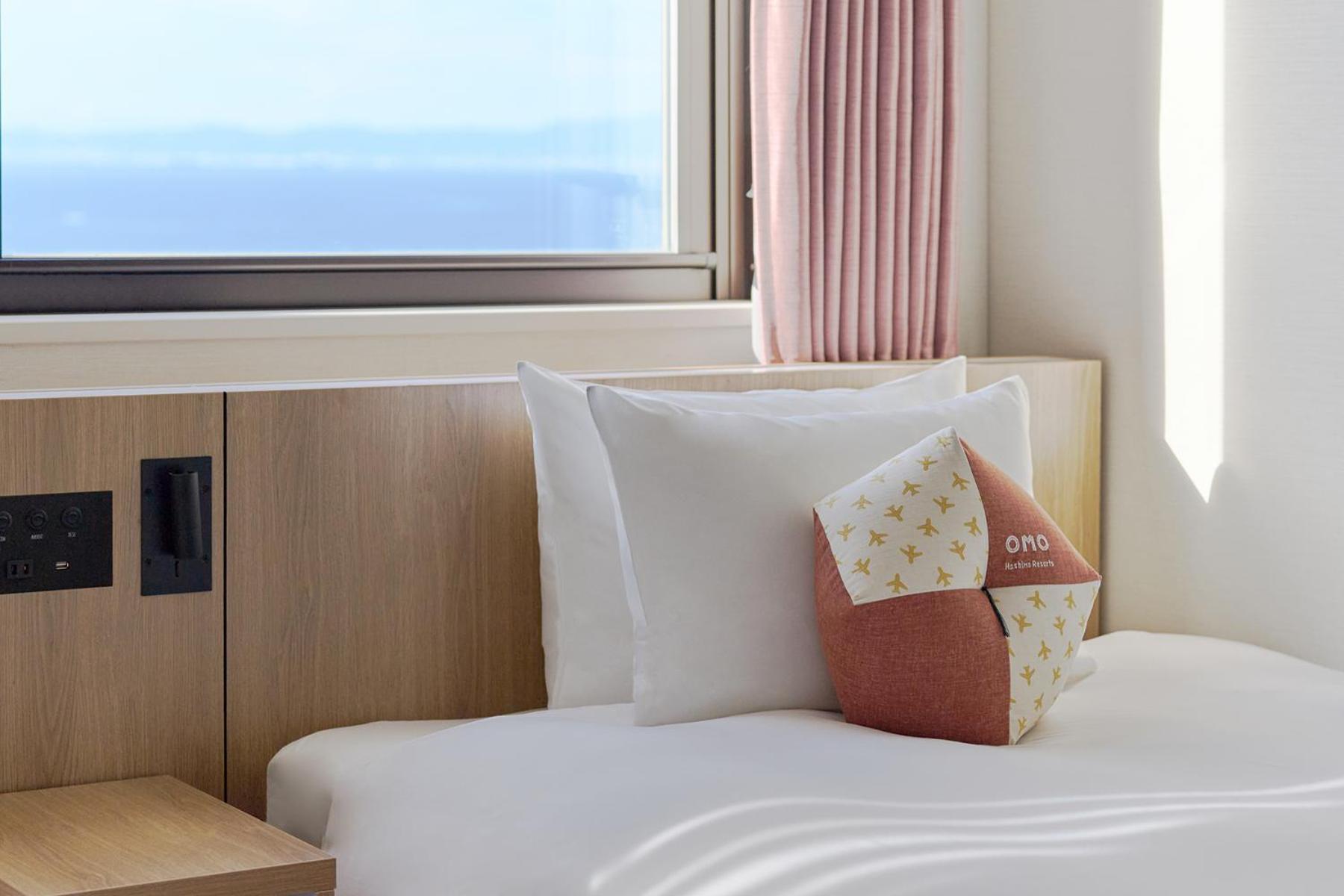 Omo Kansai Airport By Hoshino Resorts Izumisano Exteriör bild A bed with a pillow